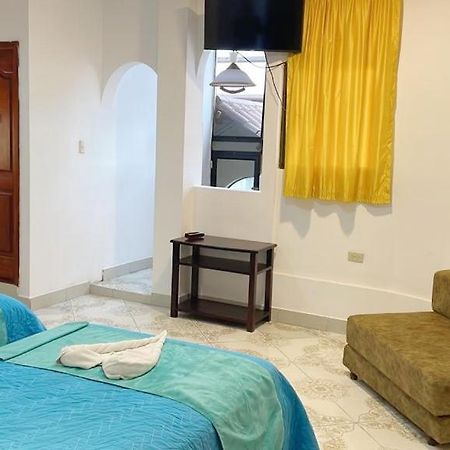 Hospedaje Carliza II Backpackers Puerto Ayora  Exterior photo