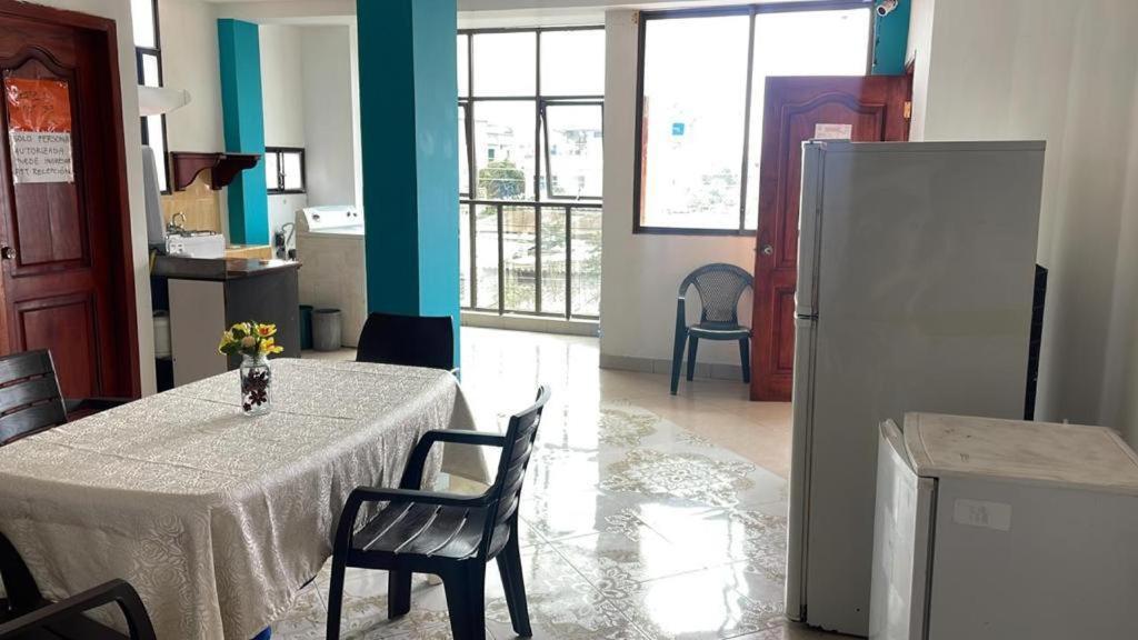 Hospedaje Carliza II Backpackers Puerto Ayora  Exterior photo